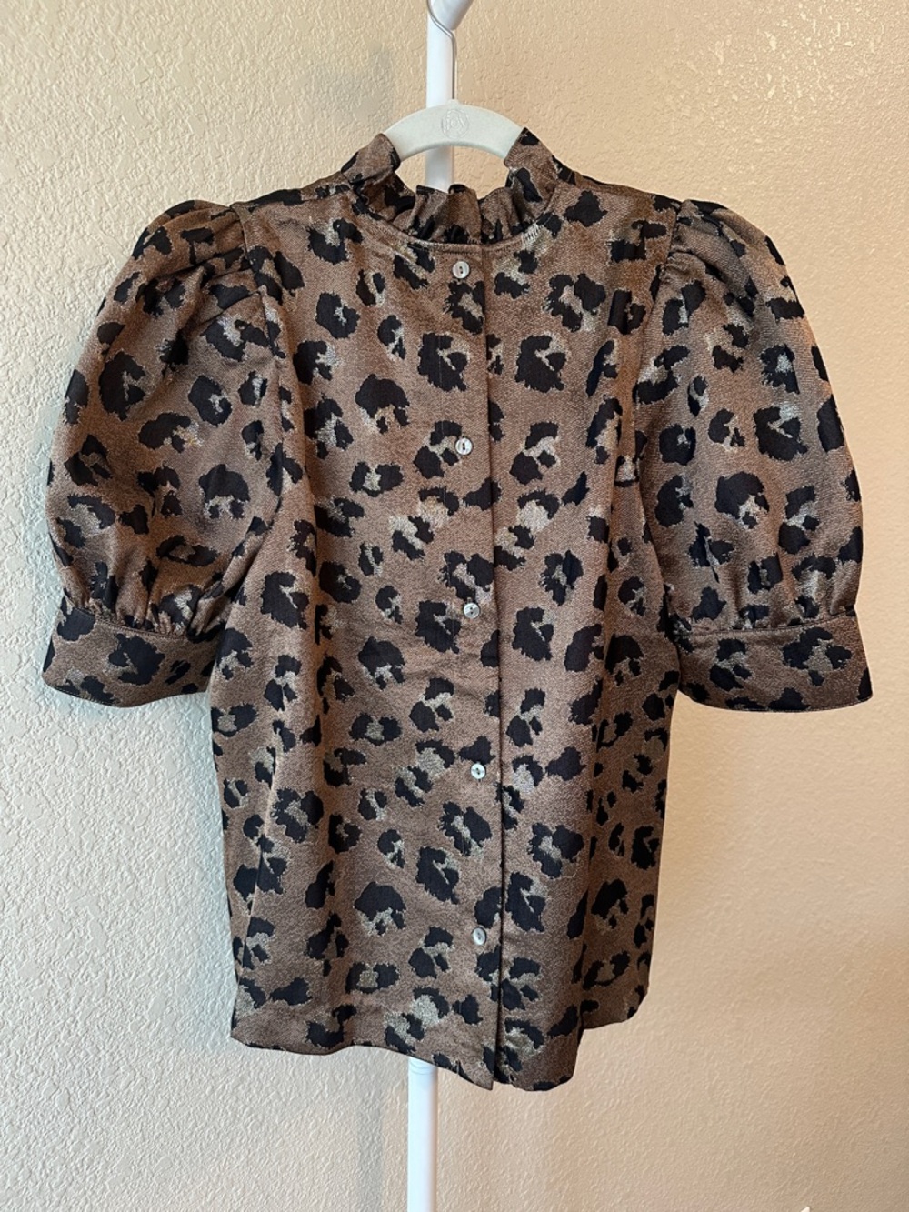 ENTRO brown ruffle neck puff sleeve animal print top button back size medium - Picture 2 of 4